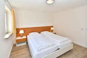 neues Schlafzimmer mit feststehendem Doppelbett und Fenster