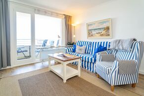 Wohnzimmer mit Sofa und Sessel