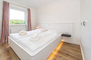 Schlafzimmer mit Doppelbett und Fenster