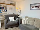 Wohnzimmer mit gemütlicher Leseecke