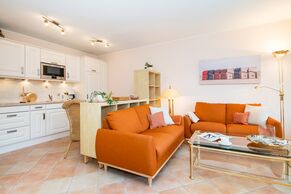 Wohnzimmer mit Couchgarnitur und Küchenzeile