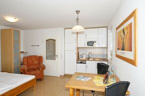 1-Zimmer-Appartement mit Doppelbett, Essplatz und Küchenzeile