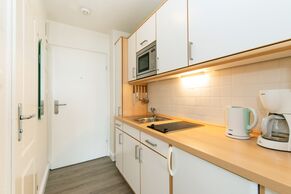 Flur-/Eingangsbereich mit Küchenzeile und Zutritt zu Duschbad/WC