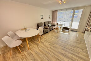 Wohnzimmer mit Esstisch und TV