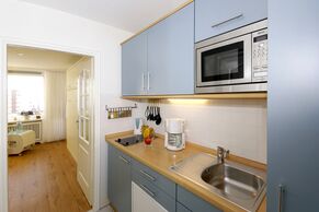 Kuechenzeile mit Blick in den Wohnraum