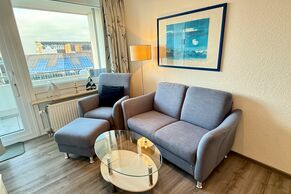 Wohn-/Schlafzimmer mit Sofa und Sessel