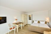 Wohn-,Schlafraum mit Doppelbett und Essplatz