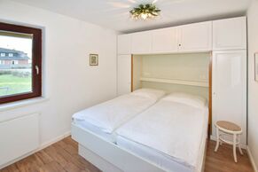 Schlafzimmer mit Doppelbett und Fenster