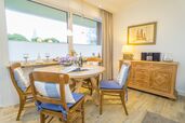 Wohnzimmer mit Essplatz am Fenster und Austritt auf den Ostbalkon