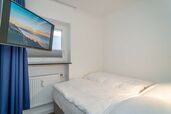 Schlafzimmer mit TV und Boxspringbett