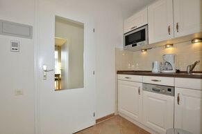 Kuechenzeile mit Spülmaschine, Wasserkocher und Kaffeemaschine