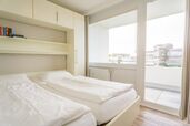 Schlafzimmer mit Doppelbett und Zutritt zur Westloggia
