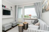 neu renovierter Wohn-/Schlafraum mit TV und Zutritt zur Westloggia mit Meerblick