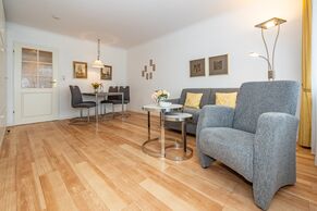 kombinierter Wohn-/Schlafbereich mit Essplatz, Sofa und Sessel 
