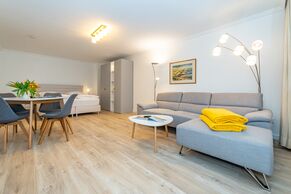 kombiniertes 1-Zimmer-Appartement mit feststehendem Bett und Sofa