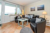 Wohnzimmer mit Sofa und Sessel