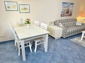 Wohnzimmer mit Essplatz am Fenster