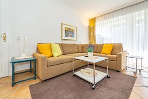 Wohnzimmer mit Sofa-Ecke