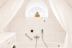 Badezimmer mit Badewanne und integrierter Dusche