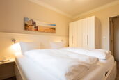 Schlafzimmer - Doppelbett in Komforthöhe & Kleiderschrank