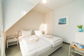 Schlafzimmer mit feststehendem Doppelbett
