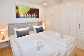 Neu renoviertes Schlafzimmer mit Kleiderschrank