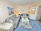 Wohnzimmer mit zwei Sofas