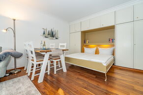 Wohnzimmer mit Essplatz und Wandschrank (ausgeklappt)