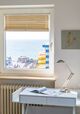Schlafzimmer mit Fenster und Meerblick