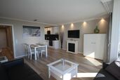 neu renoviertes Wohnzimmer mit Essplatz für 4 Personen und offener Küchenzeile