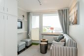 neu renovierter Wohn-/Schlafraum mit Doppelschrankbett und neuer Couchgarnitur