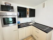 Küchenzeile mit Backofen und Microwelle mit Grill