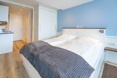 Wohn-/Schlafzimmer mit feststehendem Doppelbett