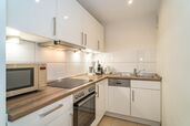 separate Küche mit Spülmaschine und Backofen