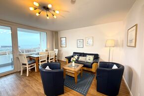 Wohnzimmer mit Essplatz, Sofa und Sessel