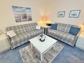 Wohnzimmer mit zwei Sofas