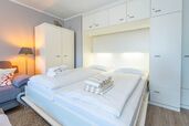 Wohnzimmer mit Doppelschrankbett