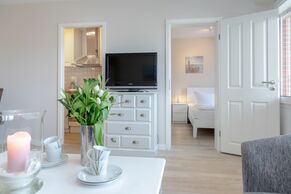 Wohnzimmer mit Sofa und Sessel