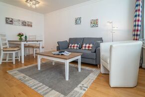 Wohnzimmer mit Westbalkon und Essplatz