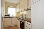 Küche mit Spülmaschine und Backofen