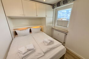 Schlafzimmer mit mit feststehendem Doppelbett