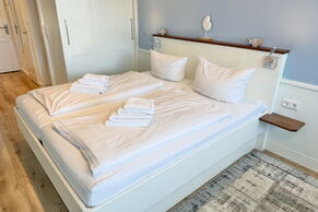 Wohnbereich mit Doppelbett