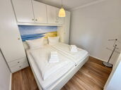 Schlafnische mit Doppelbett und Kleiderschrank