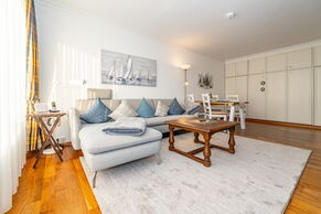 Wohnzimmer mit Sofaecke und Wandschrank