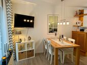 Wohnzimmer mit Essplatz und TV