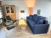 Wohnzimmer mit Sofa und Sessel
