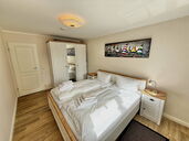 Schlafzimmer mit Doppelbett und Kleiderschrank