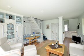 Wohnzimmer mit Essplatz und Kueche 