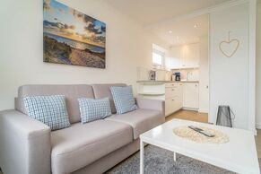 Wohn-/Schlafraum mit Sofa und Küchenzeile