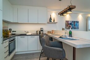 Wohnzimmer mit offener Küchenzeile und Essplatz